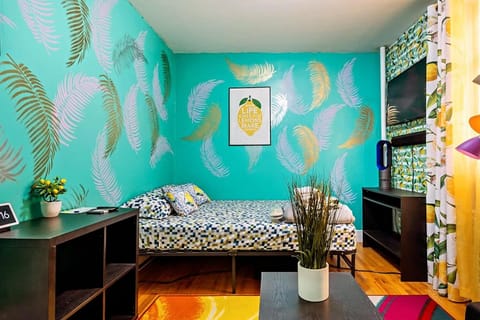 queen size room with shared bathroom House in Harlem