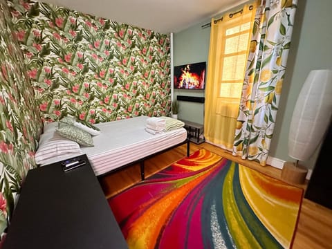queen size room with shared bathroom Maison in Harlem