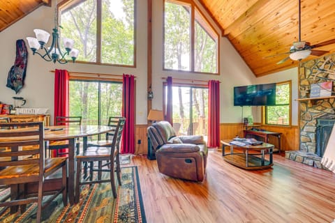 Mountain-View Robbinsville Cabin with Hot Tub! House in Stecoah