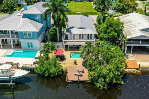 3B 3BA Tropical Paradise WATERFRONT POOL HOUSE - On Canal - DIRECT ACCES TO GULF Casa in North Naples