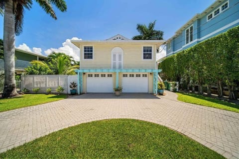 3B 3BA Tropical Paradise WATERFRONT POOL HOUSE - On Canal - DIRECT ACCES TO GULF Casa in North Naples