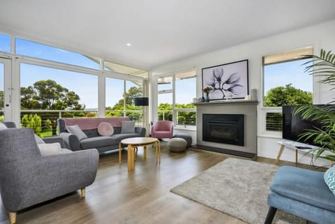 4BR Beachside Home With Theatre Apartment in Dromana