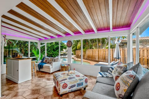 Manatee Manors - Waterfront Tropical Oasis with Pool, Tiki Bar, & EPIC Backyard Chalet in Wilton Manors