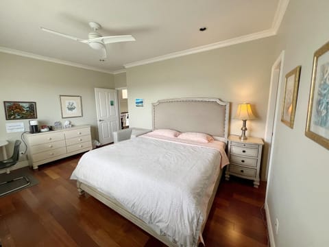 A cozy bedroom with a private washroom close to YVR Richmond Vacation rental in Richmond