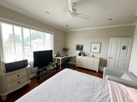 A cozy bedroom with a private washroom close to YVR Richmond Vacation rental in Richmond