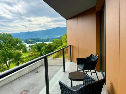 View (from property/room), Balcony/Terrace, Lake view