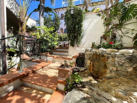 Patio, Day, Garden, Garden view