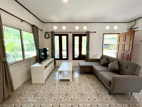 TV and multimedia, Living room, Seating area, Evening entertainment