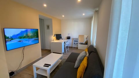 TV and multimedia, Living room, Dining area, Evening entertainment