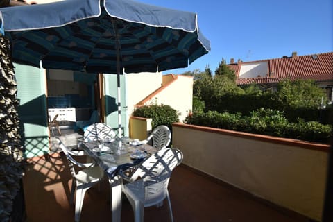 Property building, Balcony/Terrace, Dining area