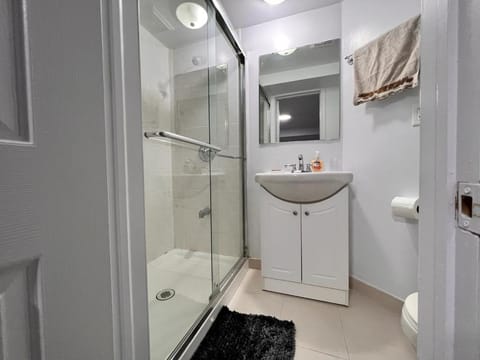 Cozy basement 2 bedroom 2 bath with parking Eigentumswohnung in Richmond Hill