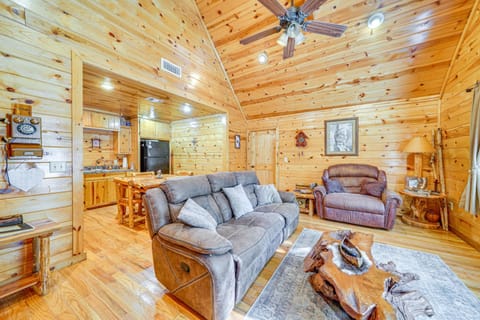 Broken Bow Rental Cabin with Hot Tub and Bar House in Broken Bow