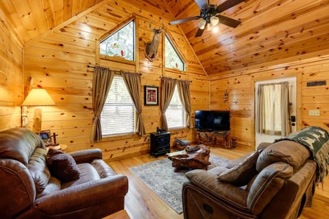 Broken Bow Rental Cabin with Outdoor Fireplace! House in Broken Bow