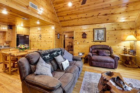 Broken Bow Rental Cabin with Outdoor Fireplace! House in Broken Bow