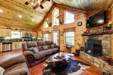 Secluded Broken Bow Rental Cabin about 6 Mi to Lake! Haus in Broken Bow