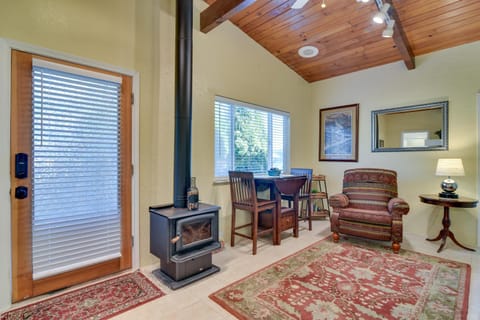 Cozy Aloha Vacation Rental with Private Deck and Yard! Maison in Hillsboro