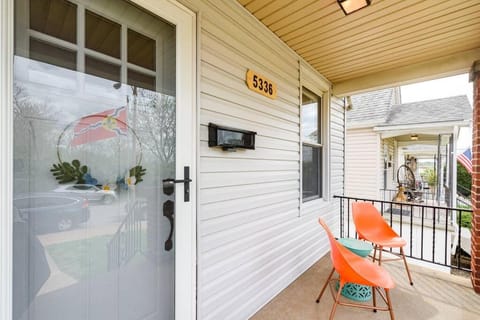 Cozy Family Cottage - Historic Top of The Hill House in southwest garden