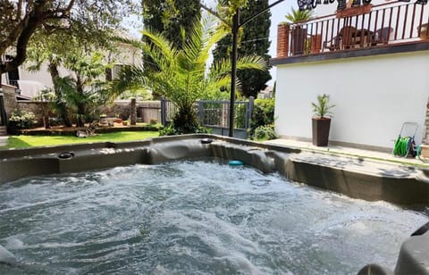 Garden, Hot Tub, Garden view