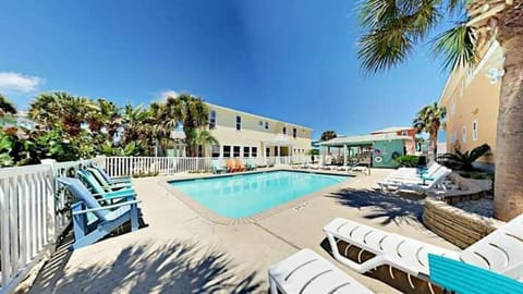 VW2 3 Bedroom in Gated Village Walk, 2 Shared Heated Pools, Parking for 2 House in Port Aransas