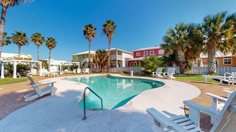 Luxury beach house, sleeps 14, shared pool, hot tub, golf cart Haus in Port Aransas