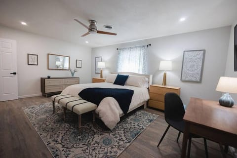 Vista Experience w/King Size Bed & Pet Friendly Casa in Roswell