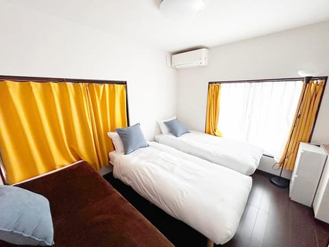 Bed, Photo of the whole room, air conditioner