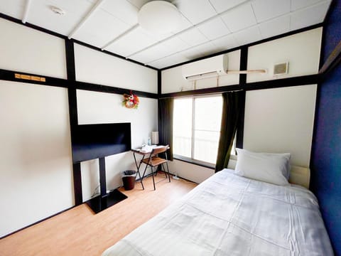 Bed, TV and multimedia, Photo of the whole room, air conditioner