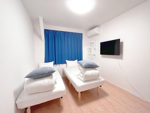 Bed, TV and multimedia, Photo of the whole room, Bedroom