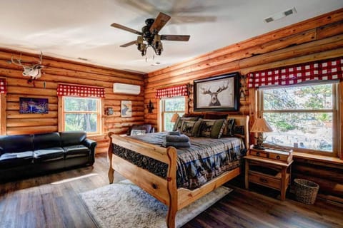 Happy Bear Lodge - Luxury 4 BR Cabin House in Redding
