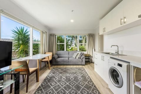 Torbay 1BR Bolthole - WiFi - Seaviews Condo in Auckland