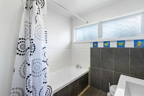 Dan's Torbay Retreat 2 BR with Sea Views Condominio in Auckland