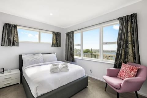 Dan's Torbay Retreat 2 BR with Sea Views Condo in Auckland