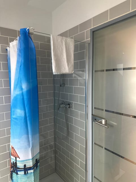 Shower, Bathroom, towels