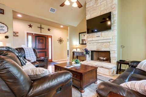 Lodge at Rocky Creek with Private Hot Tub and Yard! Maison in Canyon Lake