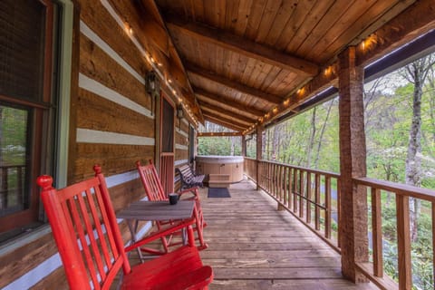 Log Cabin on the River w/Hot Tub House in Watauga