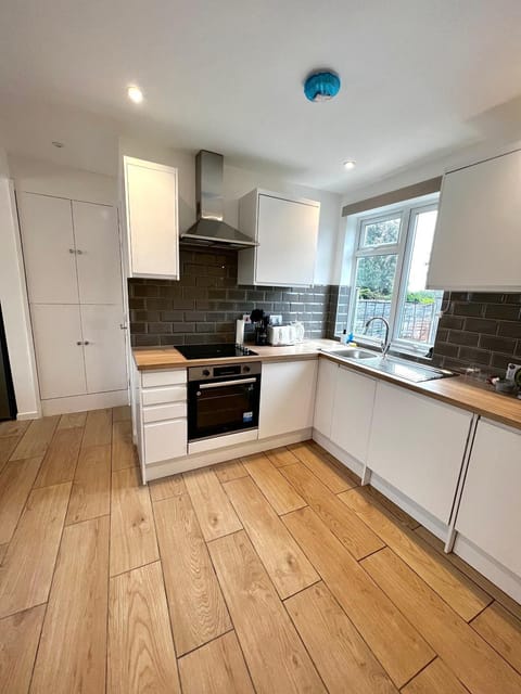 Groups and Contractors - Newly Renovated 4-bed House in Derby