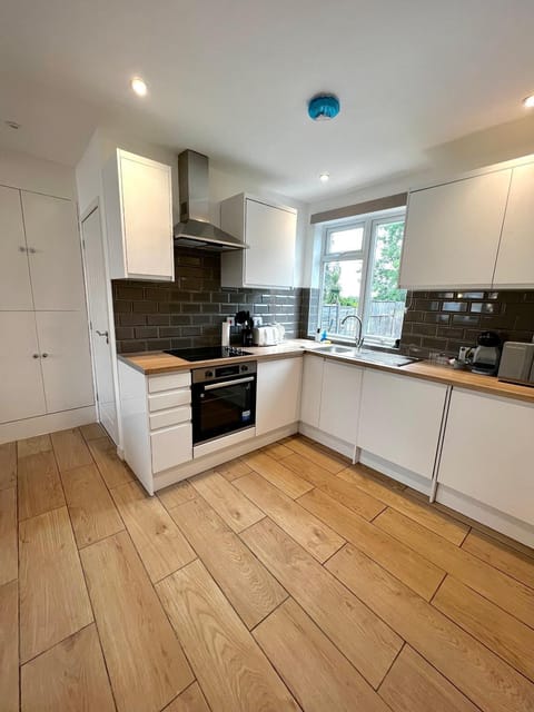 Groups and Contractors - Newly Renovated 4-bed House in Derby