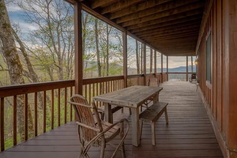 MoonShadow Lakeview Cabin - Spacious 3-Story Cabin, Large Private Deck Villa in Nantahala