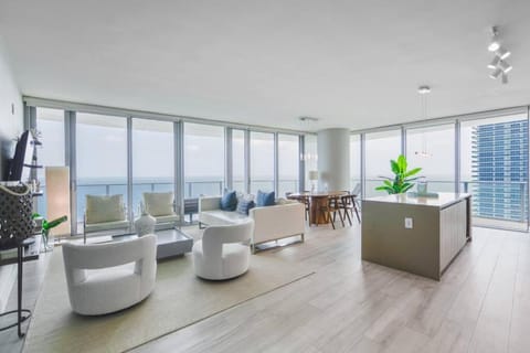 Natural landscape, TV and multimedia, Living room, Seating area, Sea view