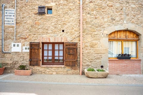 Property building, Facade/entrance, Day