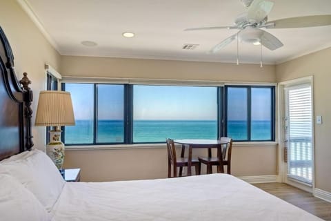 Villa Jules, Oceanfront, Private Beach, Fire Pit House in Oceanside