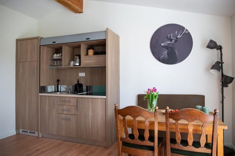 Coffee/tea facilities, Kitchen or kitchenette, Dining area