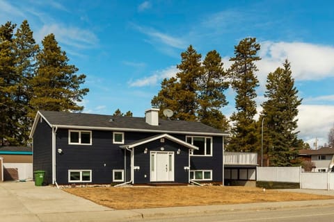 NN The Blue Spruce Riverdale 2bed 1bath Maison in Whitehorse