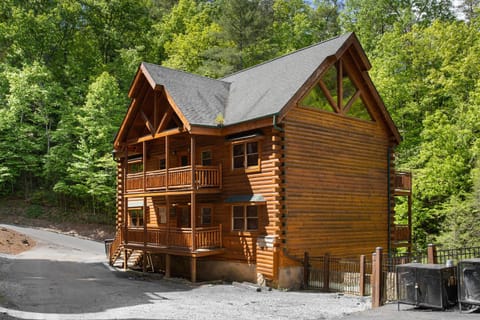Mountain Cinema Lodge House in Pigeon Forge