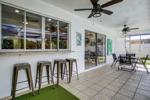 New! Lush Villa Top Location with Pool King Bed Bed and Breakfast in Lauderhill