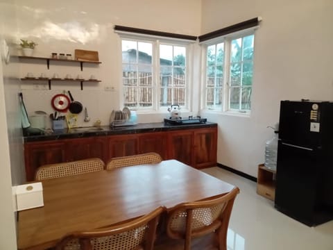 Coffee/tea facilities, Kitchen or kitchenette, Dining area, stove