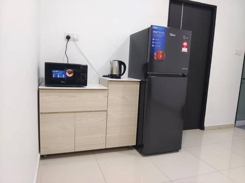 Kitchen or kitchenette, minibar