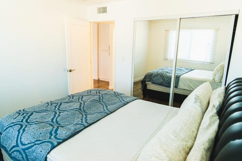 One Bedroom Modern Remodeled Close to Koreatown Free Parking Apartamento in Hollywood