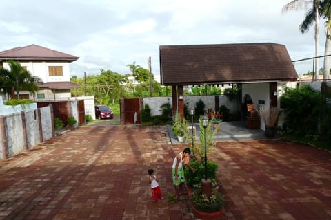 Casa de las Palmeras House in Calamba