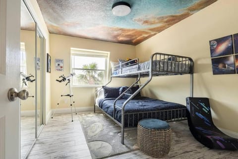 Bedroom, bunk bed